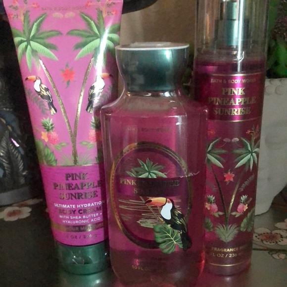 Bath and Bodyworks pink pineapple sunrise gift set - Picture 1 of 3